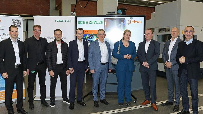 Im Werkzeugmaschinenlabor am Campus Ignaz Schön: Peter Rumpel (Leiter Sales und Projektmanagement, Schaeffler Special Machinery Schweinfurt), Michael Biesek (Leiter Schaeffler Special Machinery Schweinfurt), Patrick Sauer (Leiter Qualität, Schaeffler Special Machinery Schweinfurt), THWS-Präsident Professor Jean Meyer, Christian Schaufler (Director, Schaeffler Special Machinery Quality Management), Sabrina Koepke (Marketing &amp; Sales, Schaeffler Special Machinery), Professor Stephan Sommer (Fakultät Maschinenbau, THWS), Bernd Wollenick (Senior Vice President, Schaeffler Special Machinery) und Professor Johannes Paulus (Dekan der Fakultät Maschinenbau, THWS).