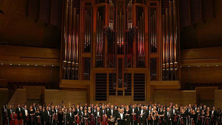 Russische Nationalphilharmonie spielt in Lohr       -  (jogi)   Nach dem großen Konzerterfolg des Nationalen Sinfonieorchesters der Ukraine im November wird auch 2018 wieder ein Orchester von Weltrang in Lohr gastieren. Am Samstag, 10. November, gibt die Russische Nationalphilharmonie in Begleitung des Violinisten Sergey Dogadin ein Konzert in der Stadthalle. Auf dem Programm stehen Werke von Tschaikowski und Rachmaninow. Dirigent ist Mihhail Gerts. Einlass ist um 19 Uhr, Beginn um 20 Uhr. Der Ticketvorverkauf ist bereits gestartet. Gegründet im Jahr 2003, wurde die Russische Nationalphilharmonie sofort zum Symbol des neuen modernen Russlands. Es vereinigt die besten Musiker aus Moskau und St. Petersburg, die zuvor bereits in etlichen renommierten Orchestern unter der Leitung gefeierter Dirigenten gearbeitet haben. Das Orchester wird von Vladimir Spivakov geleitet, einem Musiker von Weltklasse, einem herausragenden Violinisten und Dirigenten. Weitere berühmte Dirigenten arbeiten mit der Russischen Nationalphilharmonie zusammen, zum Beispiel Mariss Jansons, James Konlon, Antonio Pappano, Jukka-Pekka Saraste, Ingo Metzmacher oder Christian Thielemann. Regelmäßig spielt das Orchester auf renommierten Festivals wie dem Rheingau Musikfestival, dem Kissinger Sommer oder dem Internationalen Musikfestival in Colmar. Von September bis Oktober 2016 absolvierte das Orchester eine China-Tournee. Im November 2016 fand mit einem Riesenerfolg die Europatournee statt. 2018 und 2019 sind Konzerttourneen durch die USA, Europa und Asien geplant.