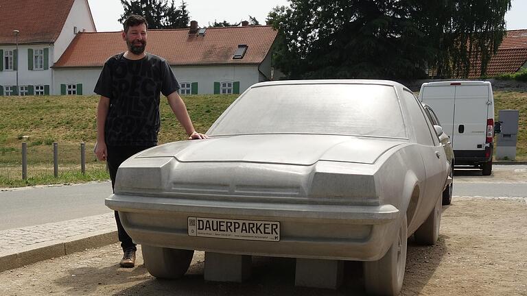 Architekt Matthias Braun aus Würzburg vor seinem in Beton gegossenenen Opel Manta in Rüsselsheim.