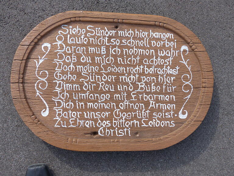Vor fünf Jahren wurde die Schrifttafel am Wengertskreuz in Grettstadt restauriert. Vor fünf Jahren wurde die Schrifttafel am Wengertskreuz in Grettstadt restauriert.