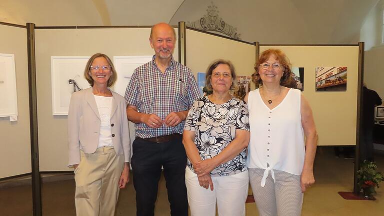 Im Hintergrund sind links die filigranen Pflanzenfotos von Carmen Spitznagel zu sehen und rechts die Aufnahmen von Matthias Poppes (von links): Margarete Voll, Matthias Poppe, Eva Repp-Poppe und Carmen Spitznagel. Im Hintergrund sind links die filigranen Pflanzenfotos von Carmen Spitznagel zu sehen und rechts die Aufnahmen von Matthias Poppes (von links): Margarete Voll, Matthias Poppe, Eva Repp-Poppe und Carmen Spitznagel.