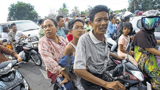 Auf der Flucht: Bewohner von Banda Aceh (Indonesien) fliehen aus Angst vor einem Tsunami von der Küste ins Landesinnere.