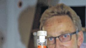 Günter Wecklein aus Binsbach präsentiert seinen ersten fränkischen Whisky.