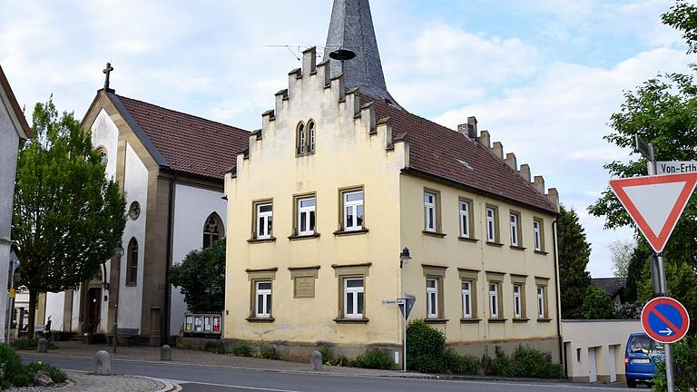 Die denkmalgeschützte Alte Schule in Kronungen wird zu einem Bürgerhaus saniert. Die angebauten Garagen (rechts) werden entfernt und dort ein Platz geschaffen. Die denkmalgeschützte Alte Schule in Kronungen wird zu einem Bürgerhaus saniert. Die angebauten Garagen (rechts) werden entfernt und dort ein Platz geschaffen.