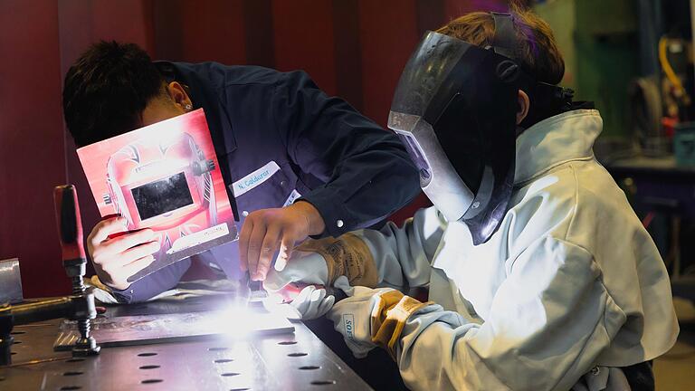 Beim Tag der Ausbildung des Maschinenbauers Kinkele konnten Besucherinnen und Besucher selbst ausprobieren, wie Schweißen funktioniert. Beim Tag der Ausbildung des Maschinenbauers Kinkele konnten Besucherinnen und Besucher selbst ausprobieren, wie Schweißen funktioniert.