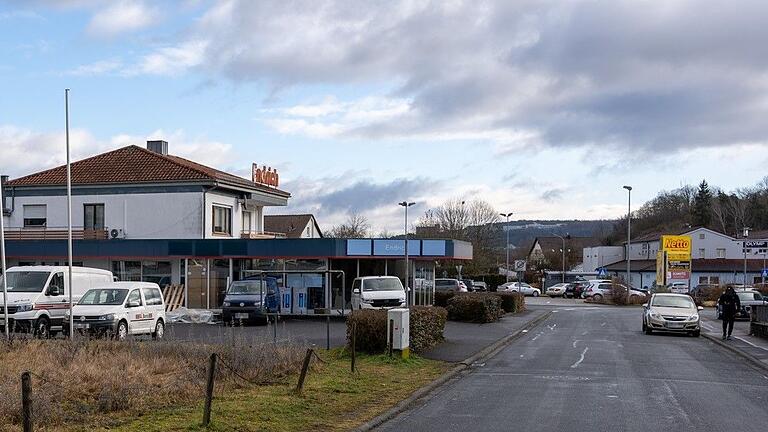 Gegenüber befindet sich ein Netto-Laden mit Backwarenverkauf und Filiale der Bäckerei Franz Schmitt. Konkurrenz für ihr Café fürchtet die Bäckerei Peter Schmitt nicht. Gegenüber befindet sich ein Netto-Laden mit Backwarenverkauf und Filiale der Bäckerei Franz Schmitt. Konkurrenz für ihr Café fürchtet die Bäckerei Peter Schmitt nicht.