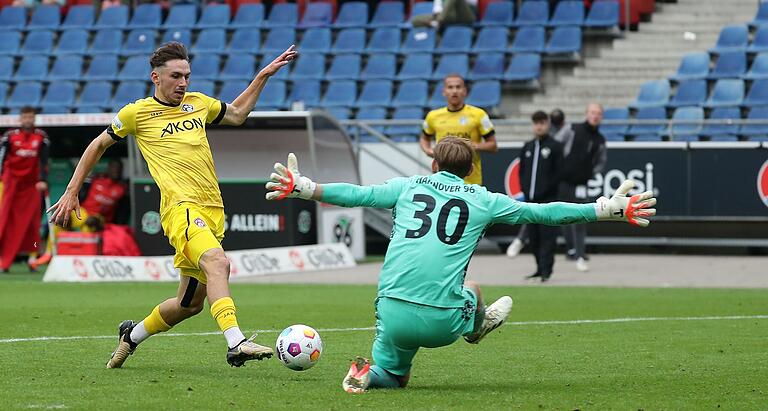 Um ein Haar wäre Pascal Moll, der hier an Hannovers Torhüter Leo Weinkauf scheitert, im Aufstiegs-Rückspiel zum Helden geworden, inzwischen spielt er in der Regionalliga Nordost. Um ein Haar wäre Pascal Moll, der hier an Hannovers Torhüter Leo Weinkauf scheitert, im Aufstiegs-Rückspiel zum Helden geworden, inzwischen spielt er in der Regionalliga Nordost.