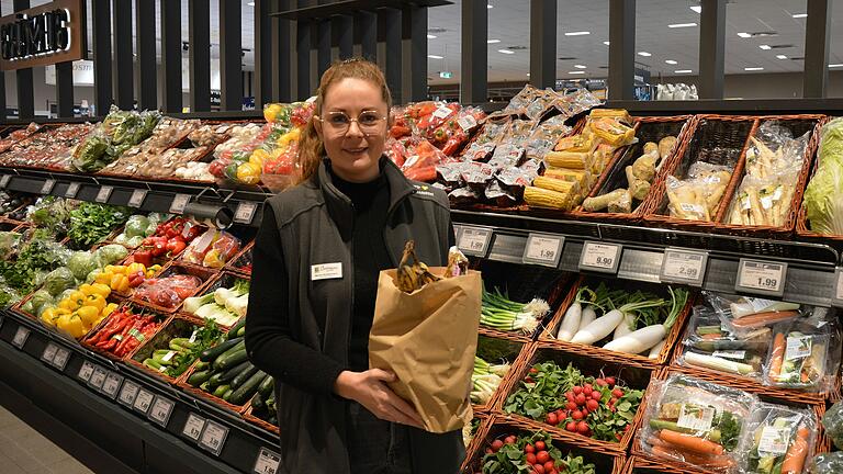 Marina Schliermann, Geschäftsführerin bei Edeka Schliermann in Dettelbach, hält eine Überraschungstüte in den Händen, die über die App Too Good To Go verkauft wird. Marina Schliermann, Geschäftsführerin bei Edeka Schliermann in Dettelbach, hält eine Überraschungstüte in den Händen, die über die App Too Good To Go verkauft wird.