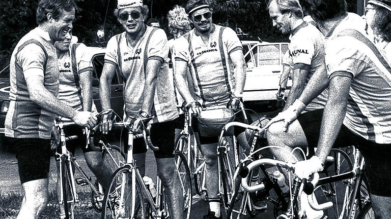 Alles noch ganz entspannt: Der damalige Marktheidenfelder Bürgermeister Armin Grein holt im August 1983 TV-Moderator Dieter Thomas Heck (von links) an der Landkreisgrenze bei Bettingen mit dem Fahrrad ab. Gemeinsam strampelten sie durch den Main-Spessart-Kreis. Alles noch ganz entspannt: Der damalige Marktheidenfelder Bürgermeister Armin Grein holt im August 1983 TV-Moderator Dieter Thomas Heck (von links) an der Landkreisgrenze bei Bettingen mit dem Fahrrad ab. Gemeinsam strampelten sie durch den Main-Spessart-Kreis.