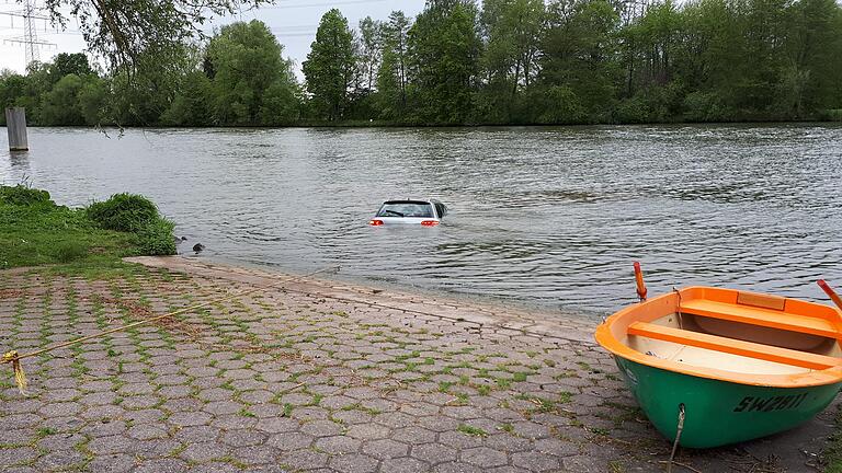 Am Samstag ist in Eltmann an der Mainlände ein fahrerloser Audi in den Main gerollt. Dank des beherzten Eingreifens von Nachbarn konnte der Wagen aus dem Wasser gezogen werden, bevor er gänzlich versunken und von den Fluten abgetrieben worden wäre. Am Samstag ist in Eltmann an der Mainlände ein fahrerloser Audi in den Main gerollt. Dank des beherzten Eingreifens von Nachbarn konnte der Wagen aus dem Wasser gezogen werden, bevor er gänzlich versunken und von den Fluten abgetrieben worden wäre.