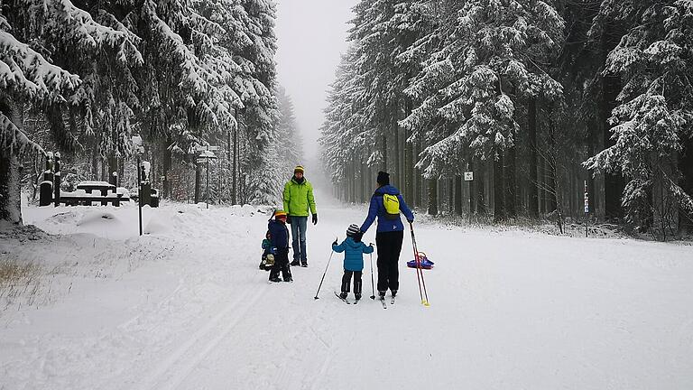Nicht nur Wintersportler, auch Familien mit Kindern freuten sich über den Schnee. Nicht nur Wintersportler, auch Familien mit Kindern freuten sich über den Schnee.