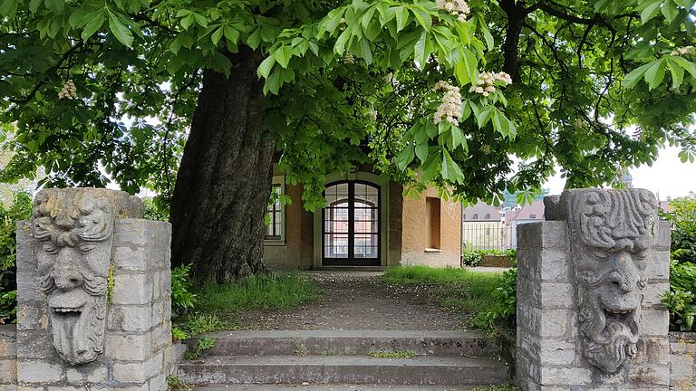Heute existiert vom Tivoli-Bad nur noch der Tivoli-Pavillion. Die Fratzenköpfe stammen vom abgerissenen Brückentor.