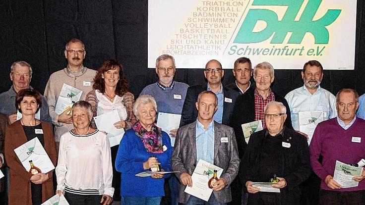 Ehrungsabend der DJK Schweinfurt: Diese Frauen und Männer wurden für ihre langjährige Treue geehrt. Ehrungsabend der DJK Schweinfurt: Diese Frauen und Männer wurden für ihre langjährige Treue geehrt.