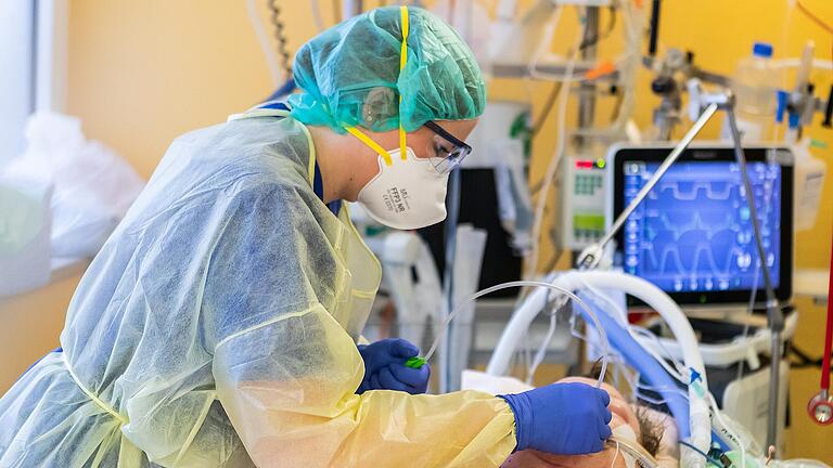 Eine Intensivpflegerin versorgt einen schwer erkrankten Corona-Patienten auf der Intensivstation im Klinikum Main-Spessart in Lohr (Bild vom Dezember). Aktuell muss dort nur ein einziger Patient behandelt werden.