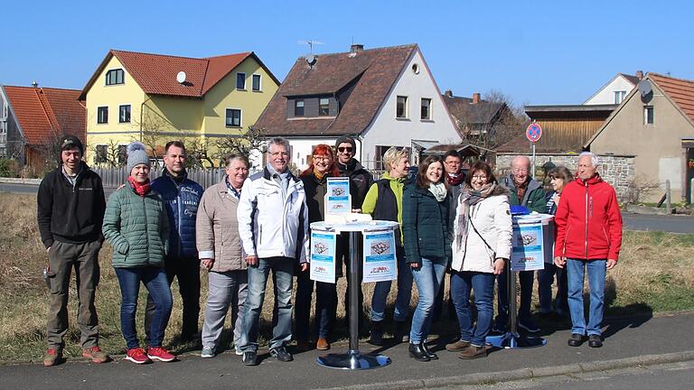 Gegen den Bau von viergeschossigen Mehrfamilienhäusern zwischen Ringstraße, Rimbacher und Eichfelder Straße in Volkach hat sich eine Bürgerinitiative gegründet, die das Projekt nun auch per Bürgerbegehren stoppen möchte. Das Foto zeigt Mitglieder der Initiative und Passanten, die dafür unterschrieben haben. Gegen den Bau von viergeschossigen Mehrfamilienhäusern zwischen Ringstraße, Rimbacher und Eichfelder Straße in Volkach hat sich eine Bürgerinitiative gegründet, die das Projekt nun auch per Bürgerbegehren stoppen möchte. Das Foto zeigt Mitglieder der Initiative und Passanten, die dafür unterschrieben haben.