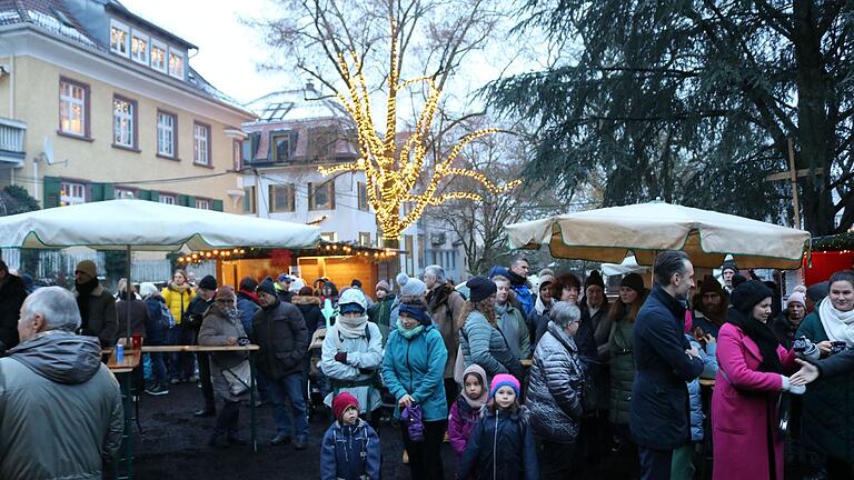 Im zweiten Jahr des Schneewittchen-Weihnachtsmarkts gibt es jetzt auch am unteren Ende der städtischen Anlage einen mit Lichtergirlanden geschmückten Baum.