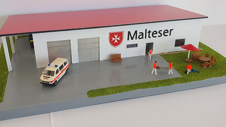 So soll die Unterkunft der Malteser Abersfeld einmal aussehen. Am Ortseingang von Abersfeld kann man den Baufortschritt beobachten - oder per Webcam. So soll die Unterkunft der Malteser Abersfeld einmal aussehen. Am Ortseingang von Abersfeld kann man den Baufortschritt beobachten - oder per Webcam.