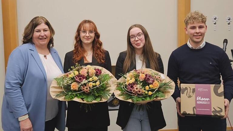 Erste Bürgermeisterin Katja Habersack (links) ist stolz über die Mottener Jugendlichen, die in ihren jungen Jahren schon große Erfolge erreicht haben (von links): Josefine Herbert, Hannah Kraus, Felix Bauer. - Erste Bürgermeisterin Katja Habersack (links) ist stolz über die Mottener Jugendlichen, die in ihren jungen Jahren schon große Erfolge erreicht haben (von links): Josefine Herbert, Hannah Kraus, Felix Bauer. Erste Bürgermeisterin Katja Habersack (links) ist stolz über die Mottener Jugendlichen, die in ihren jungen Jahren schon große Erfolge erreicht haben (von links): Josefine Herbert, Hannah Kraus, Felix Bauer. - Erste Bürgermeisterin Katja Habersack (links) ist stolz über die Mottener Jugendlichen, die in ihren jungen Jahren schon große Erfolge erreicht haben (von links): Josefine Herbert, Hannah Kraus, Felix Bauer.