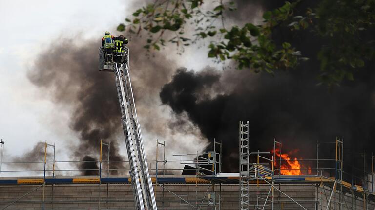 Am Neubau des Staatsarchivs, am Rand der Kitzinger Altstadt, brach am Mittwoch gegen 16 Uhr ein Feuer aus. Am Neubau des Staatsarchivs, am Rand der Kitzinger Altstadt, brach am Mittwoch gegen 16 Uhr ein Feuer aus.