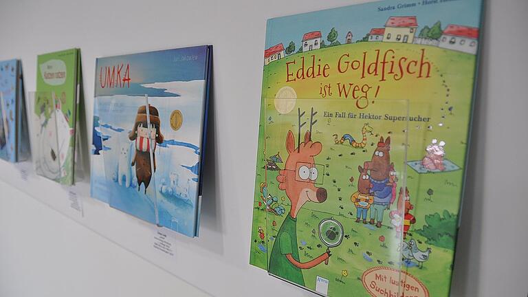 Das Preisträger-Buch 2017 wurde mit einiger Verzögerung im vergangenen Sommer erst veröffentlicht und steht nun in der Gewinner-Galerie im Rathaus.