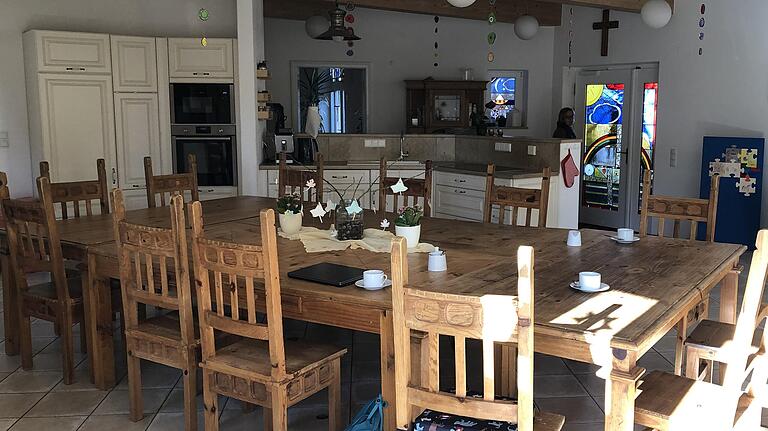 Bevor der Unterricht los geht, besprechen die Kinder hier im 'Schulchen'-Haus zusammen mit Lehrer, Erzieher und Pädagogen den Tagesablauf. Bevor der Unterricht los geht, besprechen die Kinder hier im 'Schulchen'-Haus zusammen mit Lehrer, Erzieher und Pädagogen den Tagesablauf.