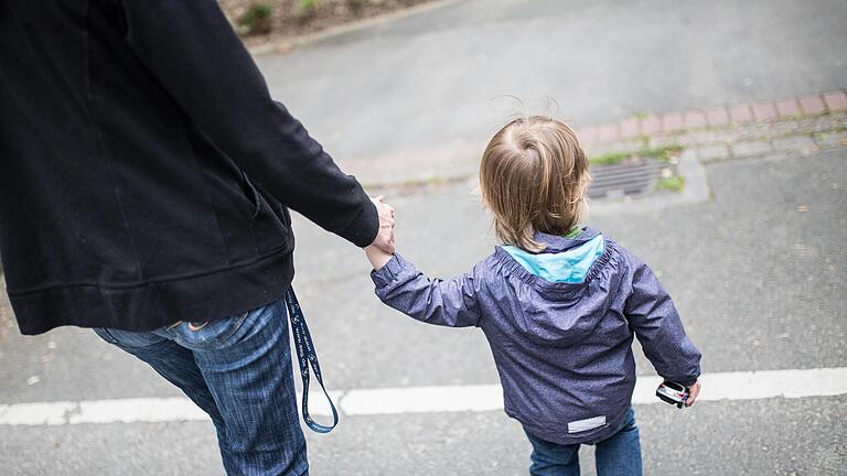 Familienstützpunkt - ARCHIV - Eine Mutter hält am 01.07.2016 in Dortmund (Nordrhein-Westfalen) ihren Sohn an der Hand (Illustration zum Thema Scheidungskinder). (zu dpa '«Düsseldorfer Tabelle»: Trennungskinder bekommen mehr' vom 06.11.2017) Foto: Marcel Kusch/dpa +++(c) dpa - Bildfunk+++ | Verwendung weltweit Familienstützpunkt - ARCHIV - Eine Mutter hält am 01.07.2016 in Dortmund (Nordrhein-Westfalen) ihren Sohn an der Hand (Illustration zum Thema Scheidungskinder). (zu dpa '«Düsseldorfer Tabelle»: Trennungskinder bekommen mehr' vom 06.11.2017) Foto: Marcel Kusch/dpa +++(c) dpa - Bildfunk+++ | Verwendung weltweit