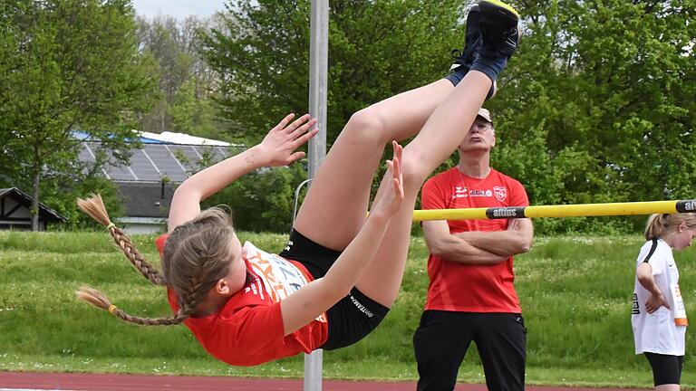 Unser Bild zeigt Antonia Mayer vom TSV Oberthulba im Hochsprung. Interessierter Beobachter ist ihr Trainer Roland Fröhlich. - Unser Bild zeigt Antonia Mayer vom TSV Oberthulba im Hochsprung. Interessierter Beobachter ist ihr Trainer Roland Fröhlich. Unser Bild zeigt Antonia Mayer vom TSV Oberthulba im Hochsprung. Interessierter Beobachter ist ihr Trainer Roland Fröhlich. - Unser Bild zeigt Antonia Mayer vom TSV Oberthulba im Hochsprung. Interessierter Beobachter ist ihr Trainer Roland Fröhlich.