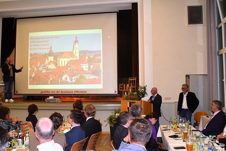 Christoph Maul (links) moderierte, Dr. Robert Herold, unterstützt von Norbert Holzmann referierte über Uffenheims Geschichte, und Wolfgang Lampe (rechts) durfte sich nach Monaten der Vorbereitung zurücklehnen. Christoph Maul (links) moderierte, Dr. Robert Herold, unterstützt von Norbert Holzmann referierte über Uffenheims Geschichte, und Wolfgang Lampe (rechts) durfte sich nach Monaten der Vorbereitung zurücklehnen.