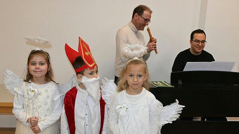 Helena Lösch und Johanna Pfaff als Engel sowie Jakob Pfaff als kleiner Nikolaus. Pastoralreferent Stephan Tengler und Lucas Schmitt gestalteten die Schallfelder Senioren-Adventsfeier.