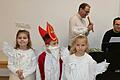Helena Lösch und Johanna Pfaff als Engel sowie Jakob Pfaff als kleiner Nikolaus. Pastoralreferent Stephan Tengler und Lucas Schmitt gestalteten die Schallfelder Senioren-Adventsfeier.