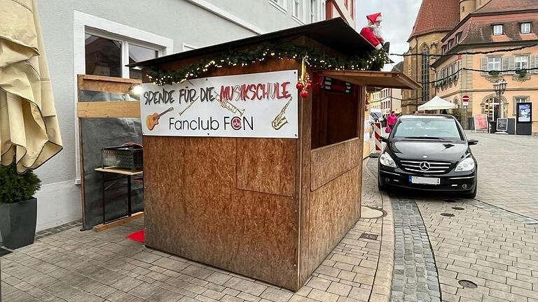 Der Verkaufsstand des FCN Fanclubs Weininsel Volkach an der Volkacher Weihnachtsstraße 2024. Der Verkaufsstand des FCN Fanclubs Weininsel Volkach an der Volkacher Weihnachtsstraße 2024.