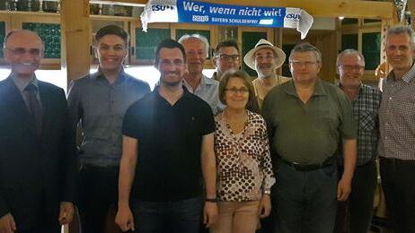 Der CSU-Ortsverband Steinsfeld hat eine neue Vorstandschaft gewählt. Unser Bild zeigt (von links) Landrat Wilhelm Schneider, JU-Beisitzer Michael Schwarz, Beisitzer Christian Schramm, Kassier Ottmar Werner, 2. Bürgermeisterin Isolde Schuck, Schriftführer Frank Tempel, stellvertretenden Vorsitzenden Manfred Wolff, die Beisitzer Erich Öchsner und Günter Schädler sowie 1. Vorsitzenden Wolfgang Thein.