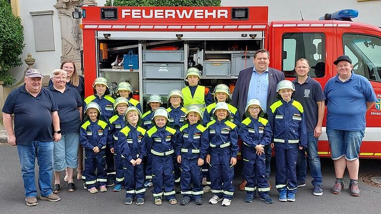 Die neuen stolzen Floriansjünger der Großgemeinde Röthlein nach der bestandenen Prüfung zur Kinderflamme in Hirschfeld mit ihren Ausbildern und Bürgermeister Peter Gehring. Die neuen stolzen Floriansjünger der Großgemeinde Röthlein nach der bestandenen Prüfung zur Kinderflamme in Hirschfeld mit ihren Ausbildern und Bürgermeister Peter Gehring.
