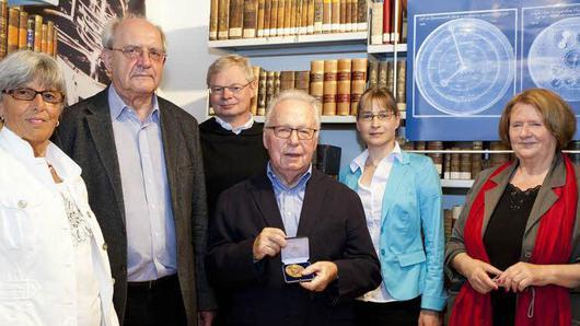 Heinz Gauly (vorne, Mitte) übergab seine Materialsammlung an das Archiv der Deutschen Augustiner-Ordensprovinz. Dafür dankte Provinzial Pater Alfons Tony (Mitte) mit der Pius-Keller-Medaille. Mit auf dem Foto (von links) Anneliese Gauly, Pater Michael Wernicke und Carolin Oser-Grote. Foto: Augustiner - Heinz Gauly (vorne, Mitte) übergab seine Materialsammlung an das Archiv der Deutschen Augustiner-Ordensprovinz. Dafür dankte Provinzial Pater Alfons Tony (Mitte) mit der Pius-Keller-Medaille. Mit auf dem Foto (von links) Anneliese Gauly, Pater Michael Wernicke und Carolin Oser-Grote. Foto: Augustiner Heinz Gauly (vorne, Mitte) übergab seine Materialsammlung an das Archiv der Deutschen Augustiner-Ordensprovinz. Dafür dankte Provinzial Pater Alfons Tony (Mitte) mit der Pius-Keller-Medaille. Mit auf dem Foto (von links) Anneliese Gauly, Pater Michael Wernicke und Carolin Oser-Grote. Foto: Augustiner - Heinz Gauly (vorne, Mitte) übergab seine Materialsammlung an das Archiv der Deutschen Augustiner-Ordensprovinz. Dafür dankte Provinzial Pater Alfons Tony (Mitte) mit der Pius-Keller-Medaille. Mit auf dem Foto (von links) Anneliese Gauly, Pater Michael Wernicke und Carolin Oser-Grote. Foto: Augustiner