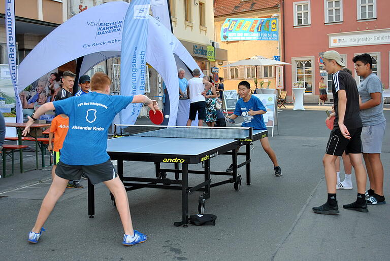 Spaß beim Tischtennis-Rundlauf hatten diese Jungs. Spaß beim Tischtennis-Rundlauf hatten diese Jungs.