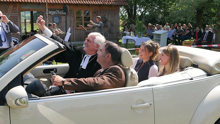 Erstmals durfte Landesbischof Heinrich Bedford-Strohm im Cabrio, gesteuert von Gemeinderat Hans Döller, von Gottesdienst zu Gottesdienst fahren. Mit einem Selfie hielt der Landesbischof dies auf Wunsch der Weinprinzessinnen Alisia Fragner und Sarah Schmidt (rechts) fest. Erstmals durfte Landesbischof Heinrich Bedford-Strohm im Cabrio, gesteuert von Gemeinderat Hans Döller, von Gottesdienst zu Gottesdienst fahren. Mit einem Selfie hielt der Landesbischof dies auf Wunsch der Weinprinzessinnen Alisia Fragner und Sarah Schmidt (rechts) fest.