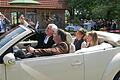 Erstmals durfte Landesbischof Heinrich Bedford-Strohm im Cabrio, gesteuert von Gemeinderat Hans Döller, von Gottesdienst zu Gottesdienst fahren. Mit einem Selfie hielt der Landesbischof dies auf Wunsch der Weinprinzessinnen Alisia Fragner und Sarah Schmidt (rechts) fest.