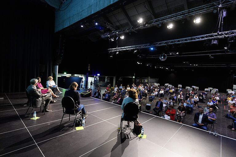 Die Bundestagsabgeordneten Dr. Manuela Rottmann (Bündnis 90/Die Grünen),
Martina Stamm-Fibich (SPD),
Prof. Dr. Andrew Ullmann (FDP), und
Emmi Zeulner (CDU/CSU) diskutierten in der Posthalle in Würzburg über die Zukunft der Pflege.