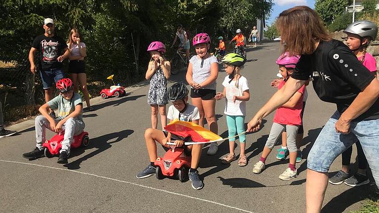 Auf die Plätze, fertig, los! Die Fahrer machen sich für den Start bereit. Auf die Plätze, fertig, los! Die Fahrer machen sich für den Start bereit.