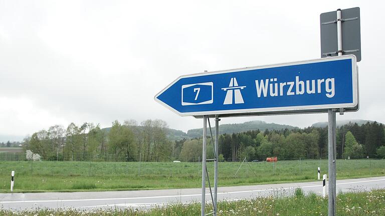 Auf der Bauminsel im Hintergrund zwischen Autobahnauffahrt Richtung Würzburg und Mitgenfeld könnte ein weiteres Windrad stehen. - Auf der Bauminsel im Hintergrund zwischen Autobahnauffahrt Richtung Würzburg und Mitgenfeld könnte ein weiteres Windrad stehen. Auf der Bauminsel im Hintergrund zwischen Autobahnauffahrt Richtung Würzburg und Mitgenfeld könnte ein weiteres Windrad stehen. - Auf der Bauminsel im Hintergrund zwischen Autobahnauffahrt Richtung Würzburg und Mitgenfeld könnte ein weiteres Windrad stehen.