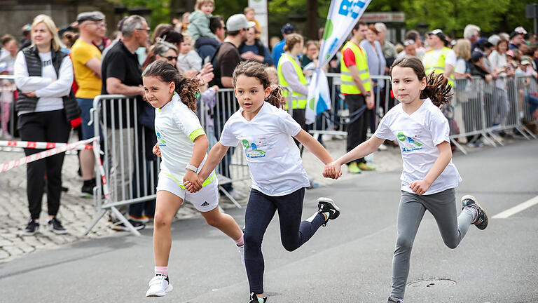 Zahlreiche Läuferinnen und Läufer nehmen am Sonntag 28.04.24 beim Lauf der Schulen von 1 KM des Residenzlaufs in Würzburg teil.