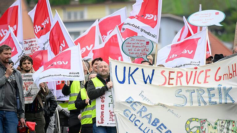 Ein Streiktag von vielen: Schon Anfang Mai demonstrierten Beschäftigte der UKW Service GmbH in Würzburg für mehr Geld und bessere Arbeitsbedingungen. Ein Streiktag von vielen: Schon Anfang Mai demonstrierten Beschäftigte der UKW Service GmbH in Würzburg für mehr Geld und bessere Arbeitsbedingungen. 