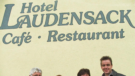 Zukunftsweisende Entscheidung: Die Staatsbad und Touristik Bad Bocklet GmbH will das Hotel Laudensack erwerben. Im Bild Bürgermeister Wolfgang Back, Jennifer und Margrit Kleinhenz vom Hotel Laudensack, sowie Kurdirektor Thomas Beck. Zukunftsweisende Entscheidung: Die Staatsbad und Touristik Bad Bocklet GmbH will das Hotel Laudensack erwerben. Im Bild Bürgermeister Wolfgang Back, Jennifer und Margrit Kleinhenz vom Hotel Laudensack, sowie Kurdirektor Thomas Beck.
