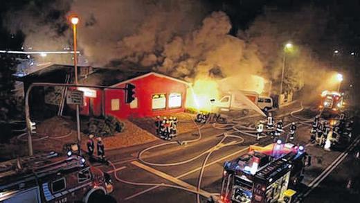 Großeinsatz: Um 0.25 Uhr am Mittwoch war die Feuerwehr alarmiert worden. Der Einsatz dauerte die ganz Nacht lang. Großeinsatz: Um 0.25 Uhr am Mittwoch war die Feuerwehr alarmiert worden. Der Einsatz dauerte die ganz Nacht lang.