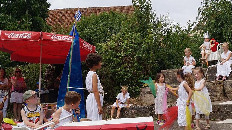 Kinder in ihrem Element: Mit einer tollen Vorführung begeisterten die Kinder die vielen Besucher beim Kindergartenfest.