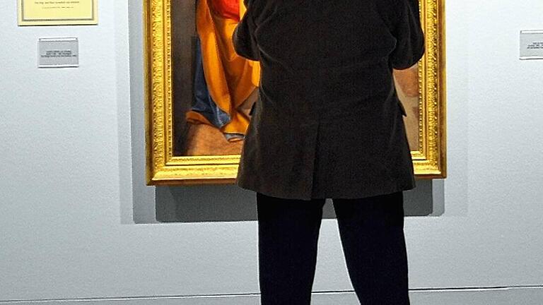 Text und Bild stehen nebeneinander: Ein Museumsbesucher vor dem Nazarener-Gemälde.