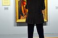 Text und Bild stehen nebeneinander: Ein Museumsbesucher vor dem Nazarener-Gemälde.