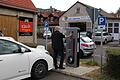 Der Ochsenfurter Jürgen Scher beim Laden seines Elektroautos.