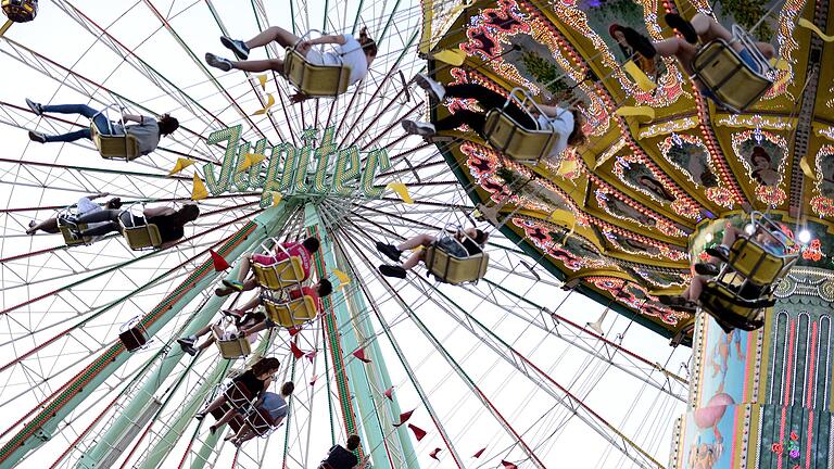 Eine neue Verordnung wurde für das Schweinfurter Volksfest erlassen, das vom 21. Juni bis 1. Juli stattfindet. Eine neue Verordnung wurde für das Schweinfurter Volksfest erlassen, das vom 21. Juni bis 1. Juli stattfindet.