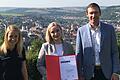 Ehrung der 900. Auszubildenden der Würth Industrie Service im Rahmen der Welcome-Tage für die neuen Auszubildenden (von links)&nbsp; Monja Melzer, Teamleiterin Ausbildung, Yulia Bessonova und Michael Schubert, Geschäftsleitung Personal.